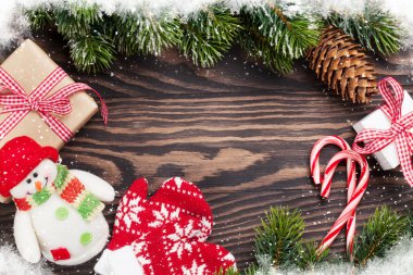 hediye kutuları ve kar köknar ağacı