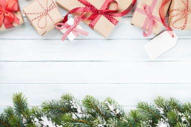 Noel hediye kutuları ve köknar ağacı