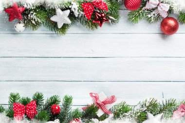 köknar ağacı ve Noel baubles ile çerçeve