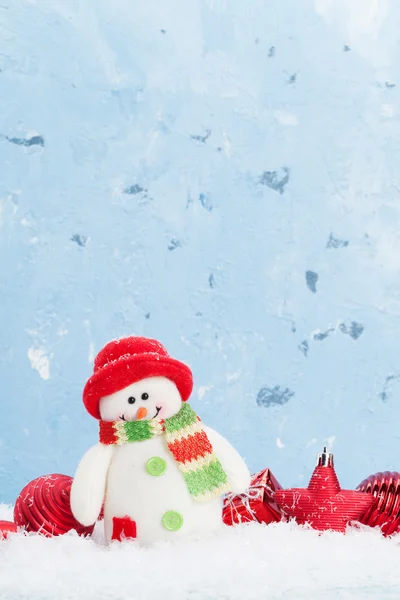 Muñeco de nieve y bolas en la nieve — Foto de Stock