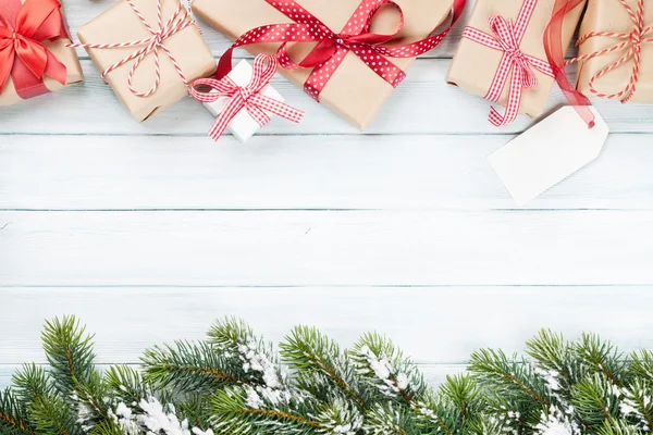 Karácsonyi ajándék dobozok és fenyő — Stock Fotó