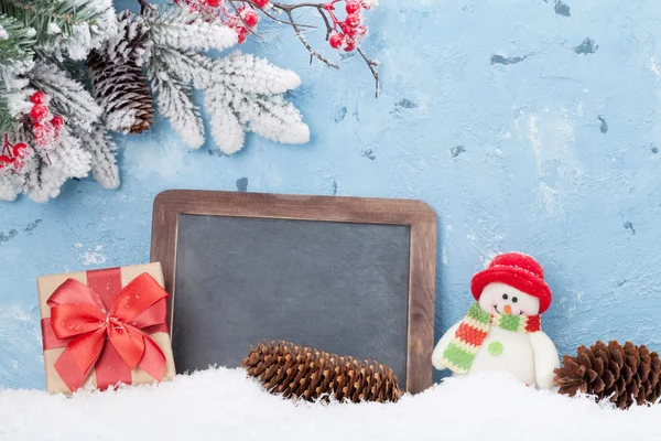 Pizarra, muñeco de nieve y abeto — Foto de Stock