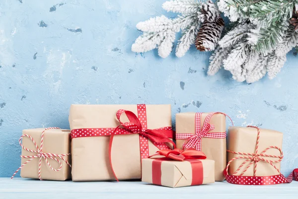 Geschenkboxen und Schneetanne — Stockfoto