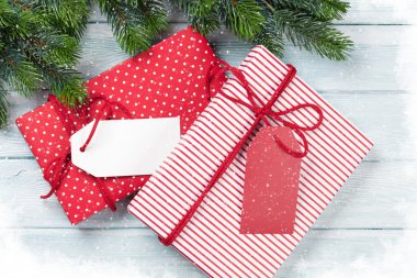 Noel hediye kutuları ve köknar ağacı