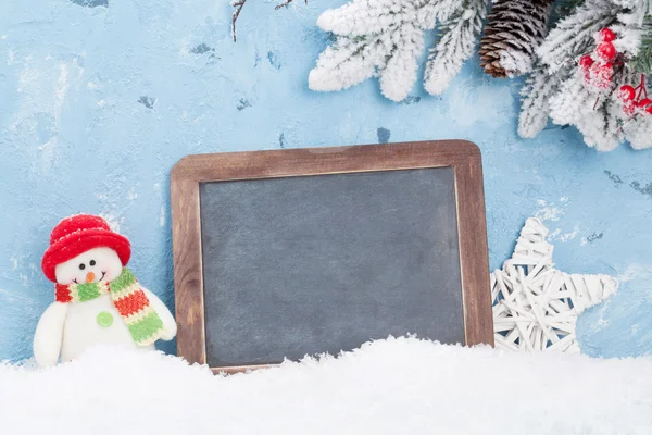 Leeg schoolbord en speelgoed sneeuwpop — Stockfoto
