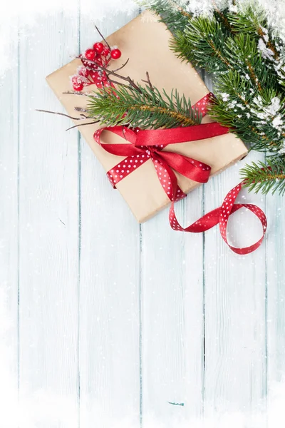 Χριστουγεννιάτικο δώρο κουτί και έλατα δέντρο — Φωτογραφία Αρχείου