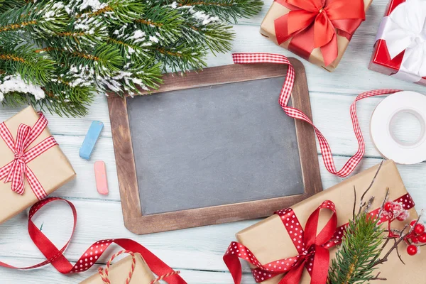 Noel hediye kutuları ve boş yazı tahtası — Stok fotoğraf