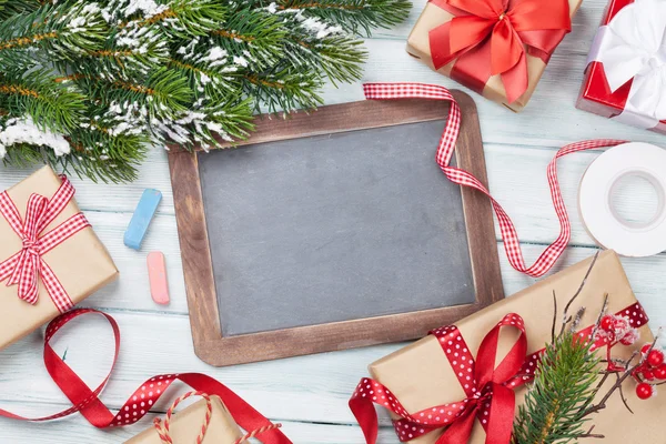 Cajas de regalo de Navidad y pizarra en blanco — Foto de Stock