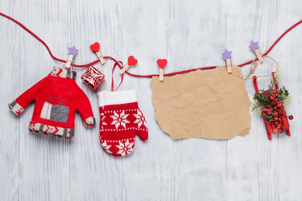 Weihnachtsdekor hängt an Wäscheleine — Stockfoto