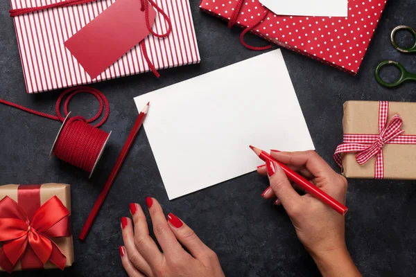 Biglietto di auguri di Natale e scatole regalo — Foto Stock