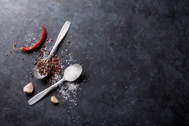 biber ve kaşık tuz baharat