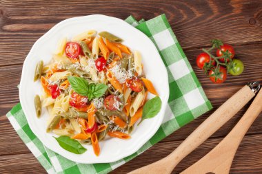 Renkli penne makarna domates ve fesleğen ile