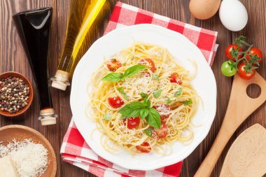 Spagetti makarna domates ve fesleğen ile