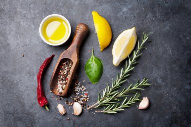otlar ve baharatlar ile sarı limon dilimleri