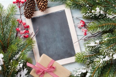 Noel kara tahta ağaç ve hediye kutusu