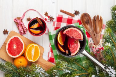 Noel mulled şarap ve köknar ağacı 