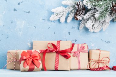 Noel hediye kutuları ve kar köknar ağacı