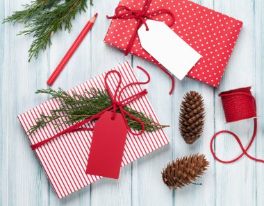 Noel hediye kutuları ve kalem