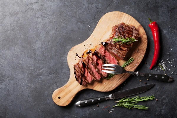 Filete de striploin a la parrilla en la tabla de cortar —  Fotos de Stock