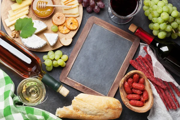 Vino con tagliere e lavagna — Foto Stock