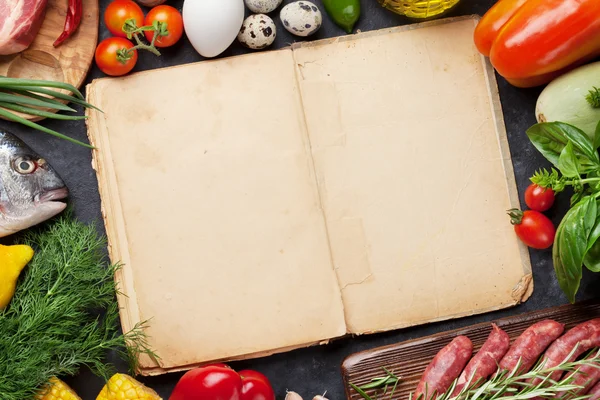 Libro de cocina con pescado y verduras — Foto de Stock
