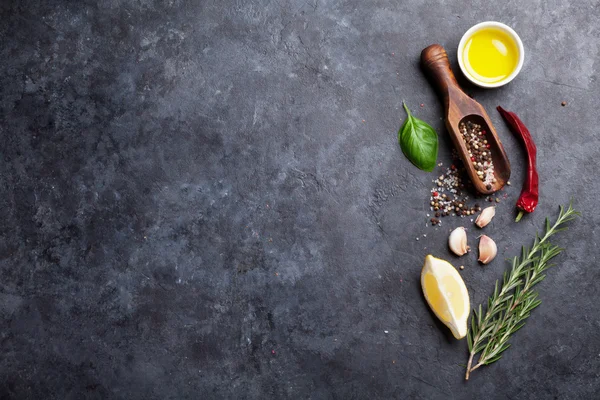 Fetta di limone giallo con erbe e spezie — Foto Stock