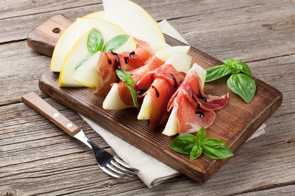 新鲜的甜瓜，用意大利熏火腿和罗勒 — 图库照片