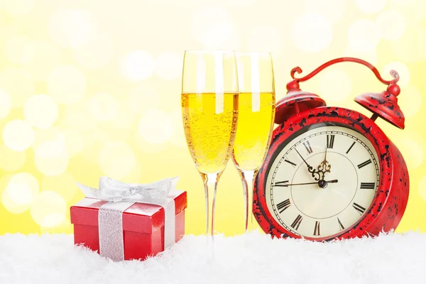 Champagne avec cadeau et horloge de Noël — Photo
