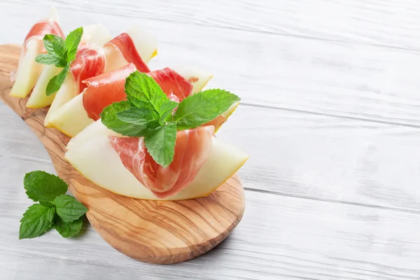 Verse meloen met prosciutto en mint — Stockfoto