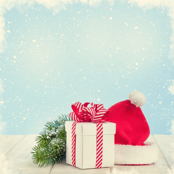 Vánoční dárkové krabice a santa klobouk — Stock fotografie