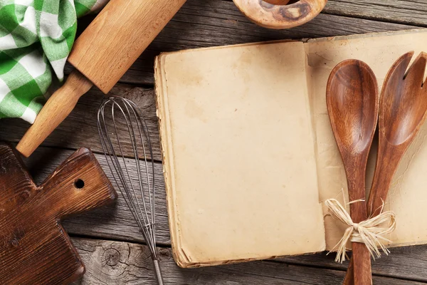 Leere alte Kochbücher und Geschirr — Stockfoto