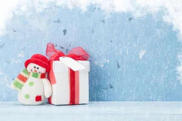 Caja de regalo y muñeco de nieve — Foto de Stock