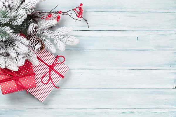 Cajas de regalo de Navidad y abeto — Foto de Stock