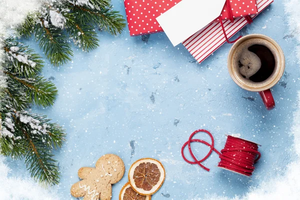 Caixas de presente de Natal com copo de café — Fotografia de Stock