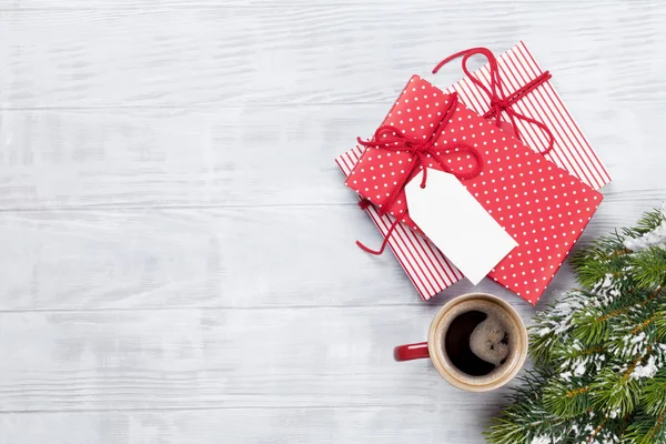 Cajas de regalo de Navidad y abeto — Foto de Stock