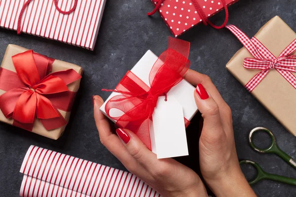 Noel hediyesini tutan kadın elleri — Stok fotoğraf