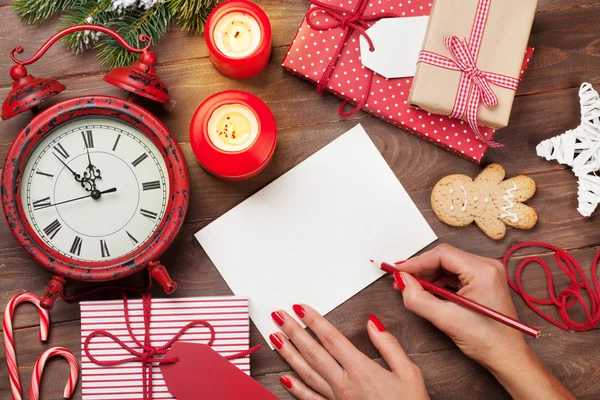 Feminino escrevendo cartão de felicitações de Natal — Fotografia de Stock