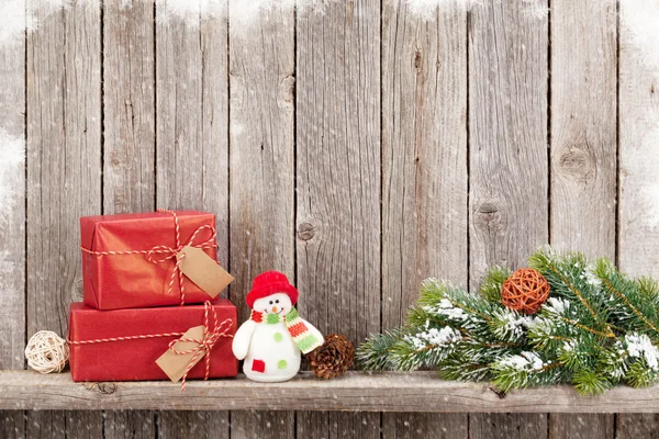 Vánoční dárkové krabičky a hračka sněhulák — Stock fotografie