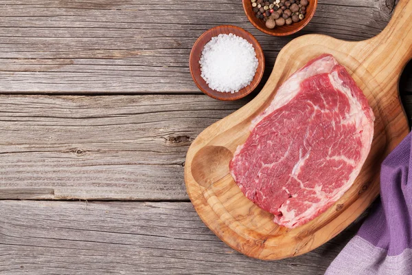 Syrové hovězí steak s kořením a solí — Stock fotografie