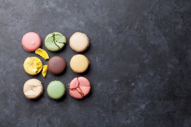 Taş Masa üzerinde renkli macarons