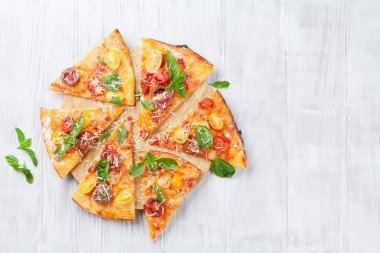 Ev yapımı pizza domates ile