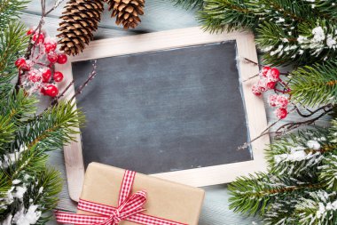 Noel süslemeleri ile kara tahta 