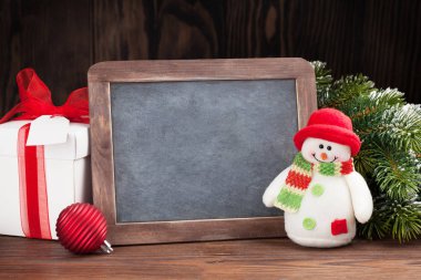 Noel süslemeleri ile kara tahta