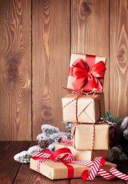 Noel hediye kutuları ve ağaç dalı