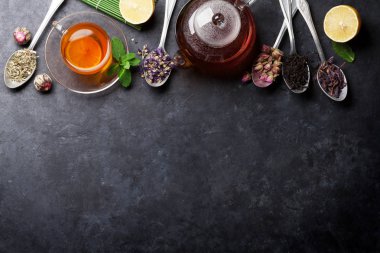 fincan çay ve demlik çay kaşık ile