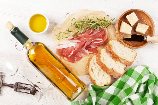 Vino, jamón, parmesano y aceite de oliva — Foto de Stock