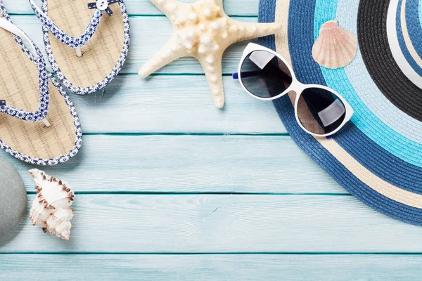 Chanclas, gafas de sol y estrellas de mar —  Fotos de Stock