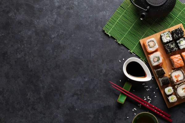 Σύνολο από σούσι, Μάκι και πράσινο τσάι — Φωτογραφία Αρχείου