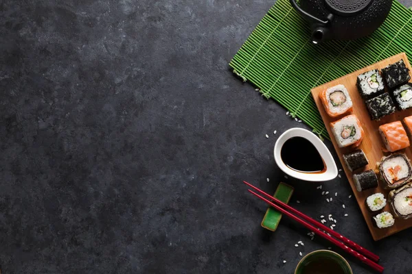 Set di sushi, maki e tè verde — Foto Stock