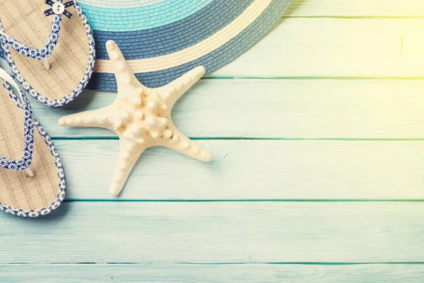 Accessori spiaggia su sfondo di legno — Foto Stock